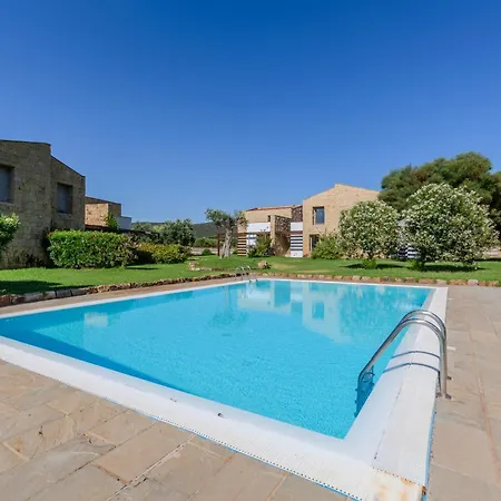 Golden Stone Villa: Pool Relax Villa
